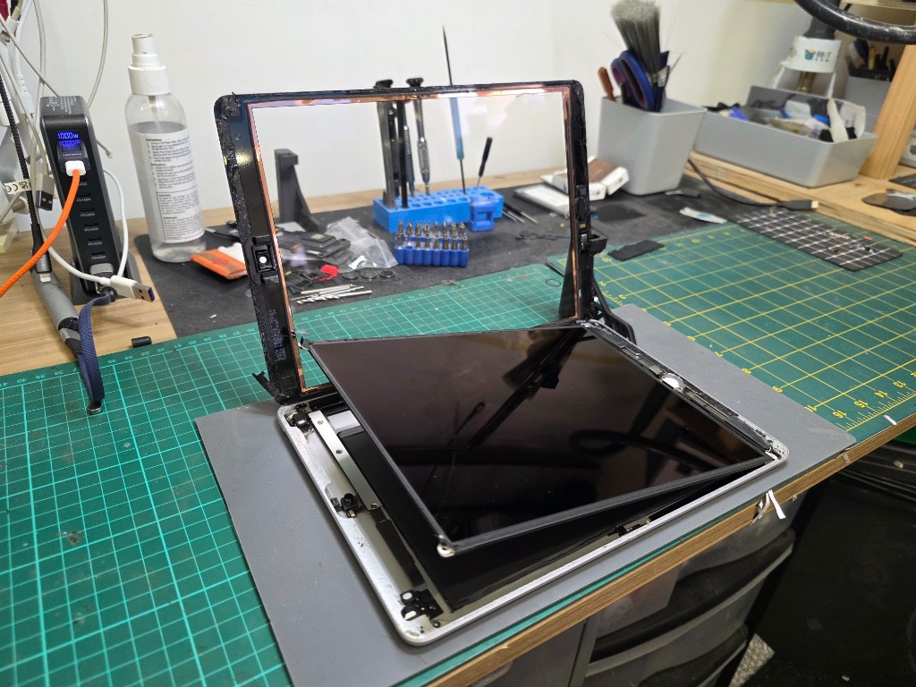 iPad screen and LCD lifted on the bench at PhoneCell Frome